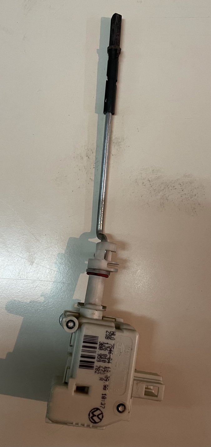 Motor centralne brave poklopca rezervoara 1J6810773