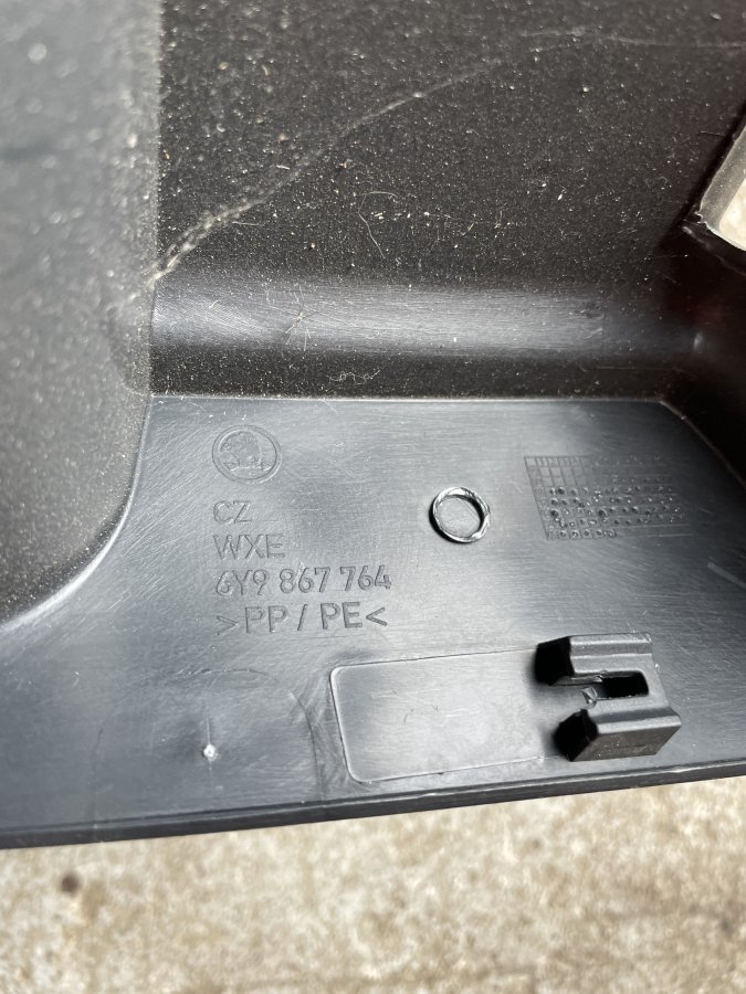 polica gepeka desno 6Y9867764