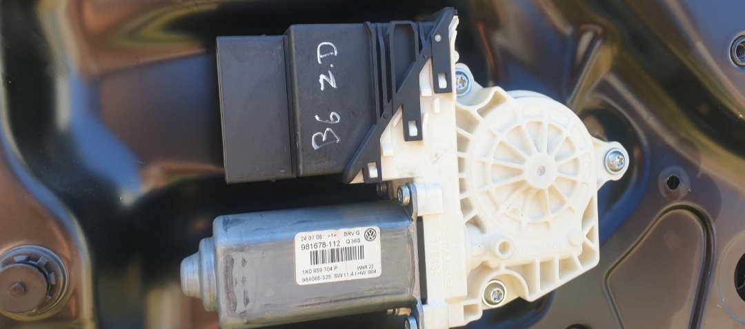 motor podizača stakla pozadi levo 1K0959703P