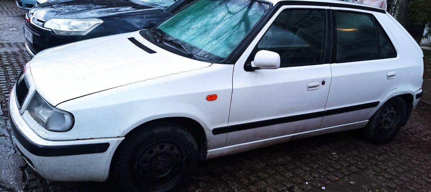 skoda felicia zadnja leva Vrata bela  6U0833051A