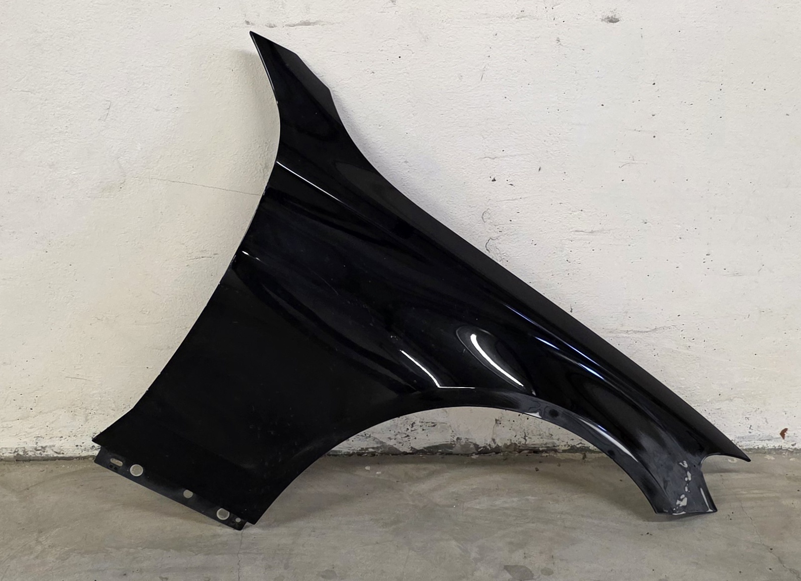 Mercedes / C / W205 / 2014-2021 / Desno krilo / Blatobran / ORIGINAL A2058810201