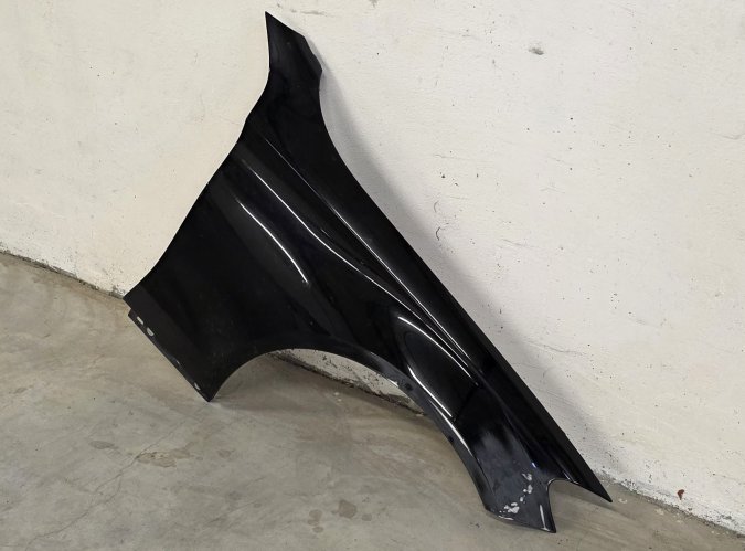 Mercedes / C / W205 / 2014-2021 / Desno krilo / Blatobran / ORIGINAL A2058810201
