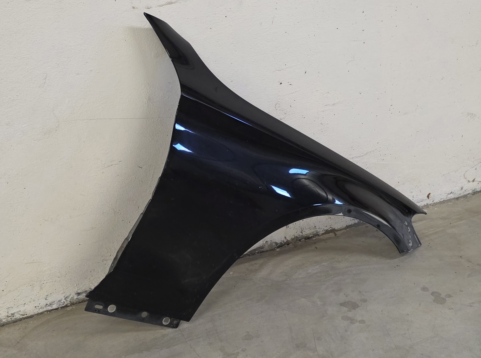 Mercedes / C / W205 / 2014-2021 / Desno krilo / Blatobran / ORIGINAL A2058810201