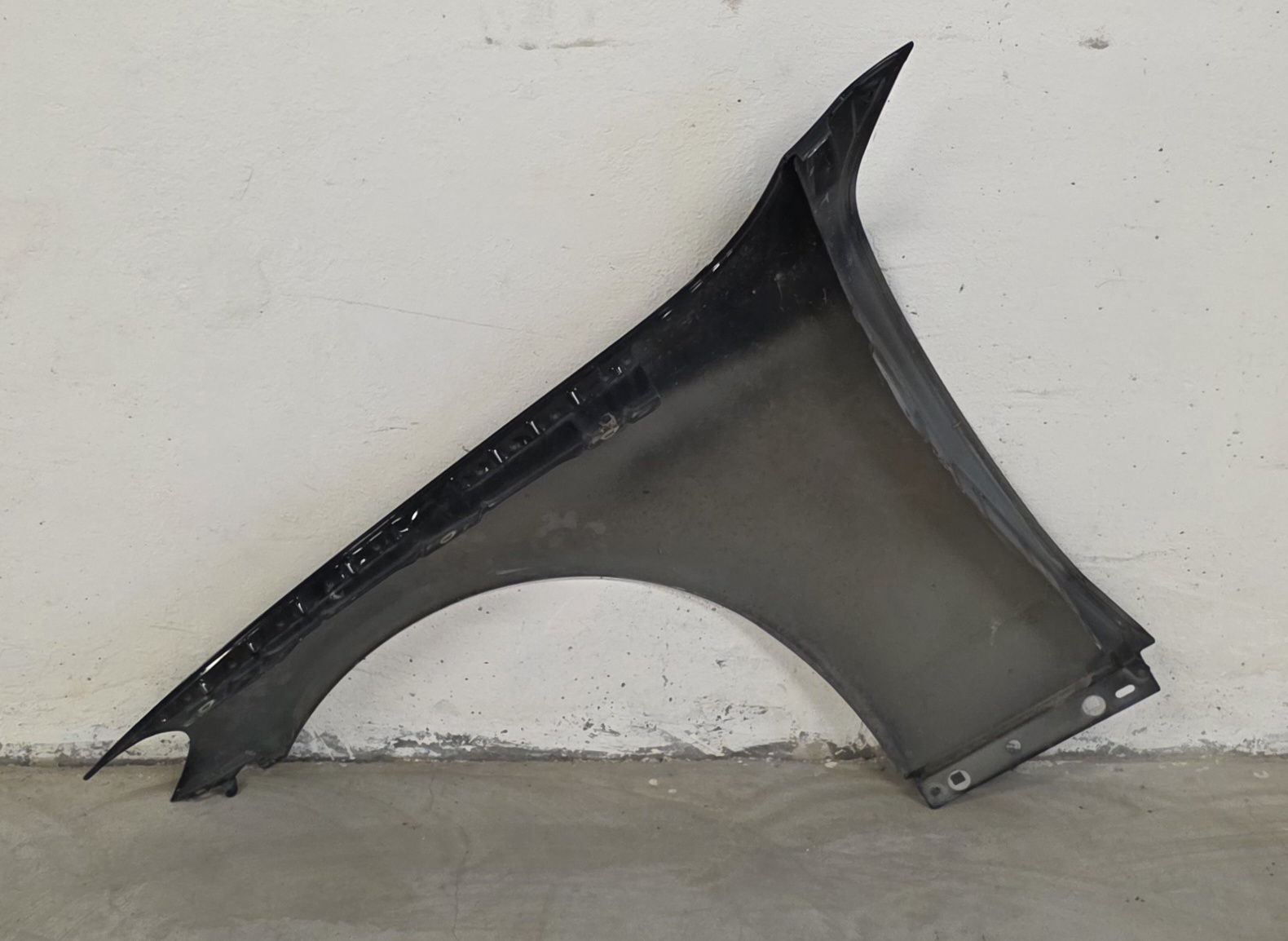 Mercedes / C / W205 / 2014-2021 / Desno krilo / Blatobran / ORIGINAL A2058810201
