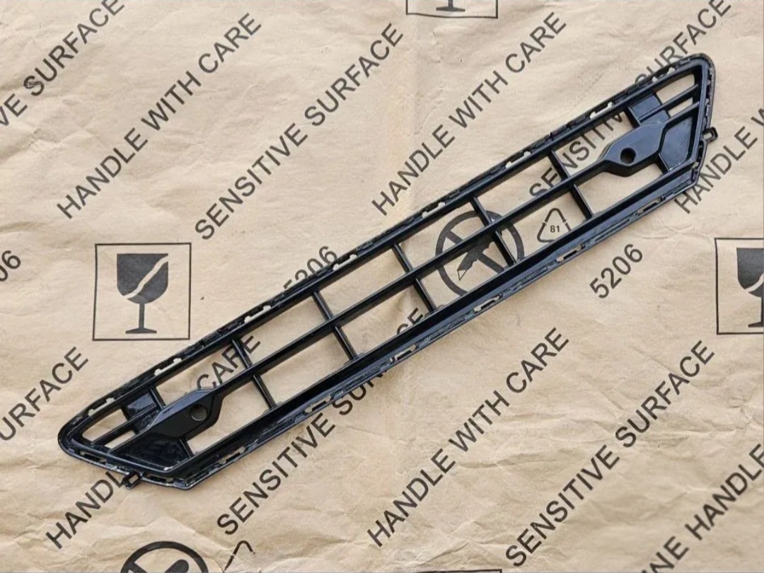 Volvo / XC60 / 17-21 / R-Design / Centralna resetak branika 31449130