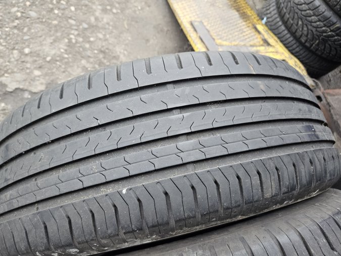 235/60 R18 Continental