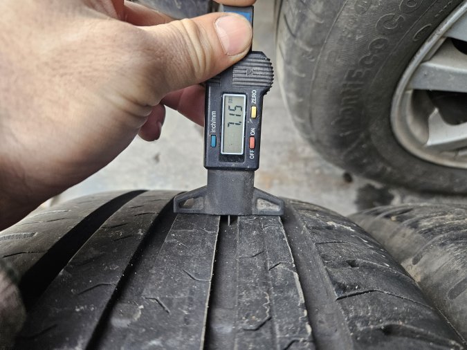 235/60 R18 Continental
