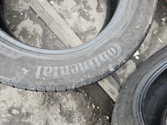 235/60 R18 Continental