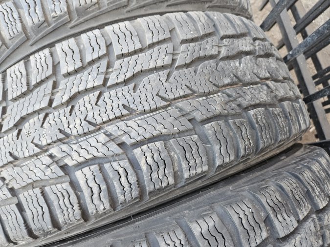 215/60 R17 Nokian