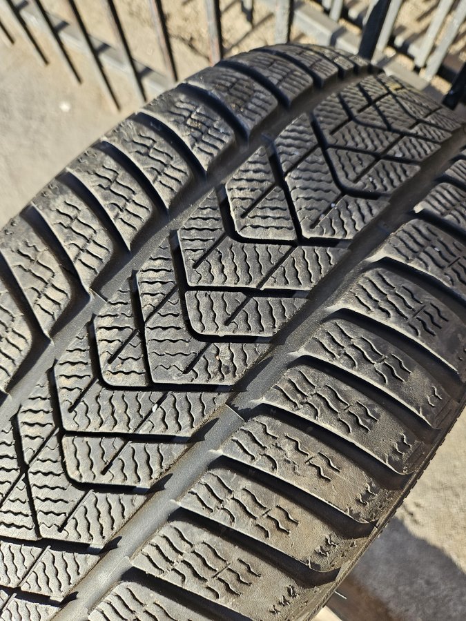 245/45 R18 Pireli