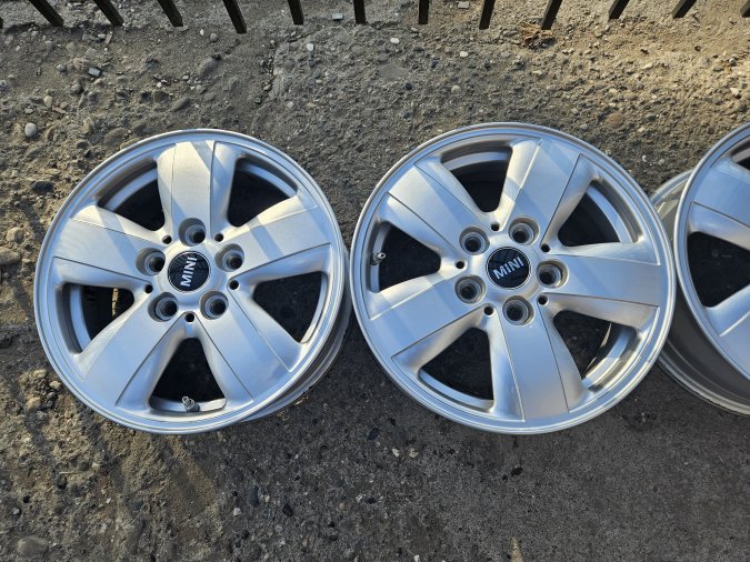 Aluminijumska felna 6J x R15 ET 0