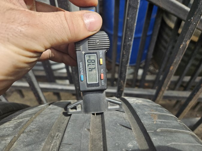 215/40 R18 Kumho Tire