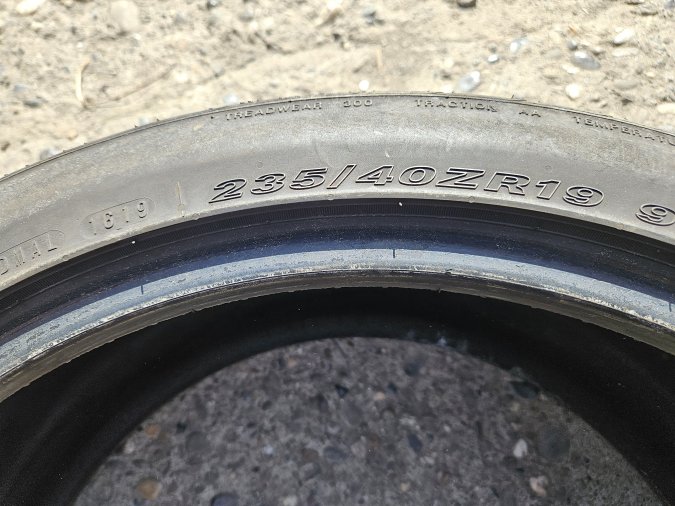 235/40 R19 Nexen