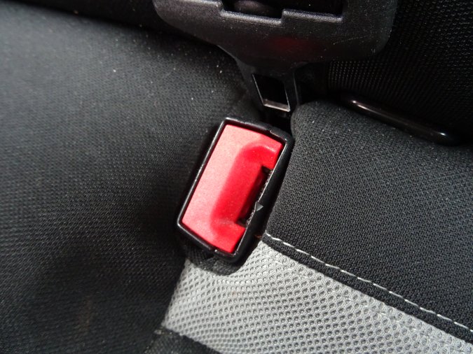 KOPČA POJASA ZADNJA LEVA UTIČNICA 735411132