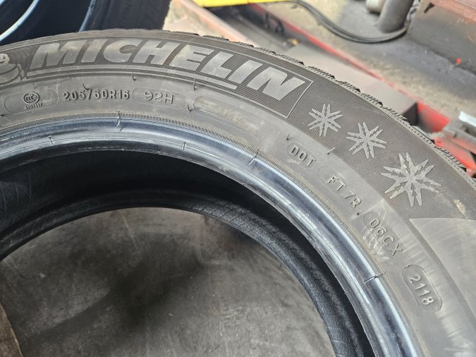 205/60 R16 Michelin